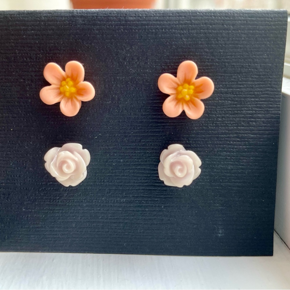 Floral Stud Earrings Set in Peach and White